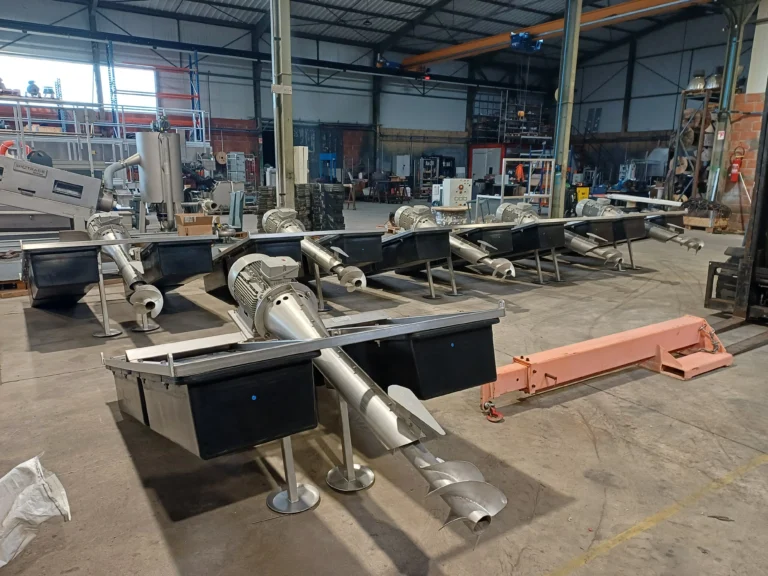 Installation d'un aérateur flottant AIRFLOW sur un bassin de traitement des eaux usées.