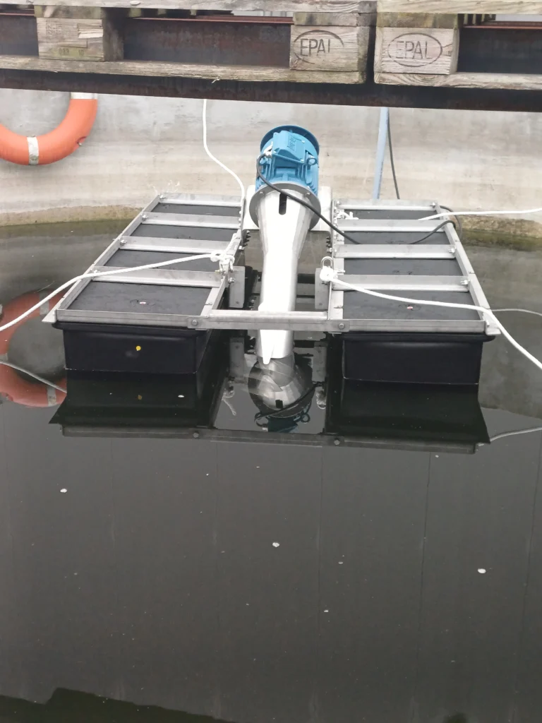Aérateur flottant AIRFLOW installé en bassin pour l'oxygénation et le brassage des effluents.