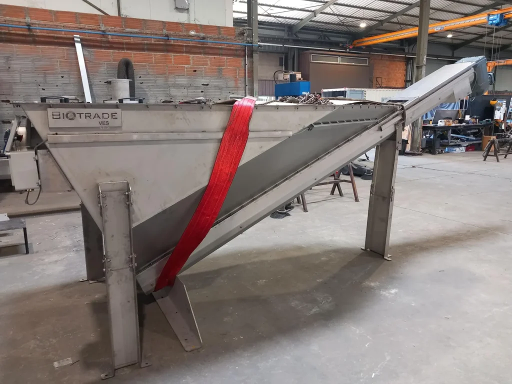 Classificateur à sable VES Biotrade avec logo visible en atelier de fabrication, vis de convoyage inclinée et caisson inox sur structure de support
