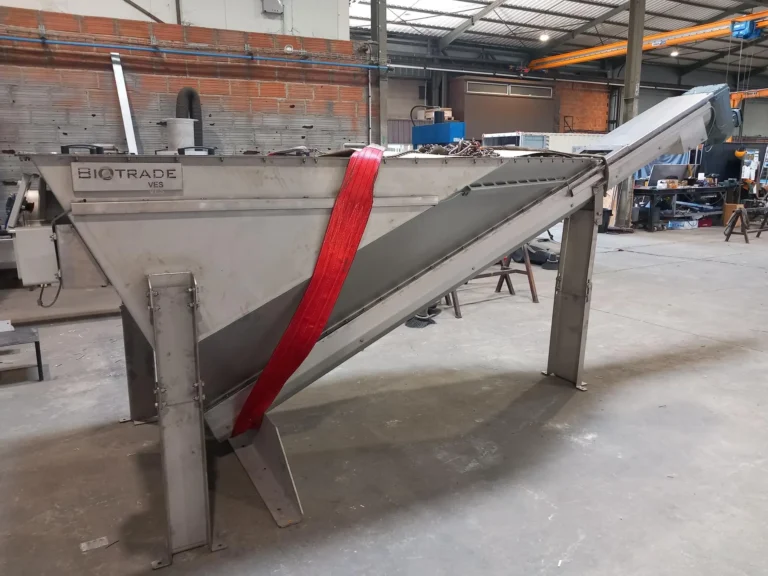 Classificateur à sable VES Biotrade avec logo visible en atelier de fabrication, vis de convoyage inclinée et caisson inox sur structure de support
