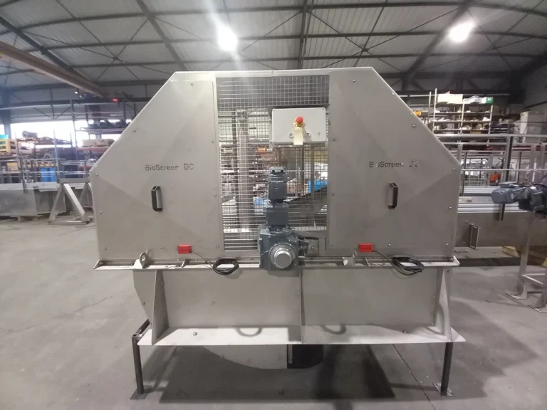 Dégrilleur courbe BioScreen DC installé pour le dégrillage automatique des eaux usées.