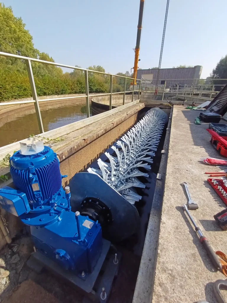 Pont-brosse BIOTRADE en installation pour l'oxygénation et le brassage des effluents.