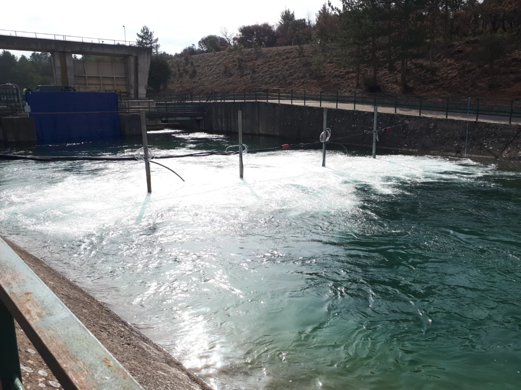 Turbine immergée AIRJET en fonctionnement dans un bassin pour l'oxygénation et le brassage des eaux usées.