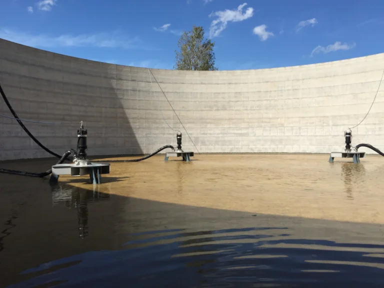 Turbine immergée OXYFLOW installée pour l'oxygénation et le brassage des eaux usées.