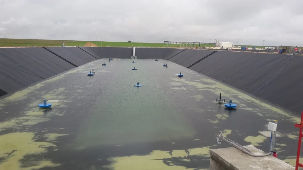 Turbine de surface rapide en bassin pour l'oxygénation et la mise en mouvement des effluents.