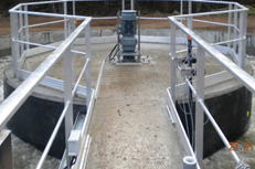 Capotage anti-gerbe pour turbine de surface à vitesse lente sur passerelle ronde.
