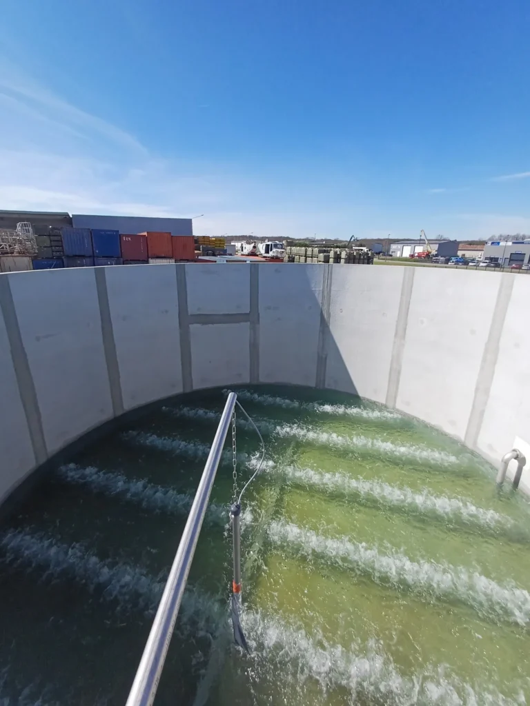 Châssis inox pour diffuseurs fines bulles en bassin de traitement des eaux usées.