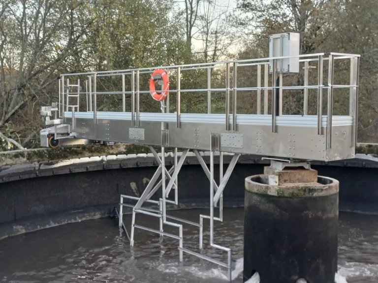 Clarificateur raclé en bassin circulaire pour la clarification des eaux usées.