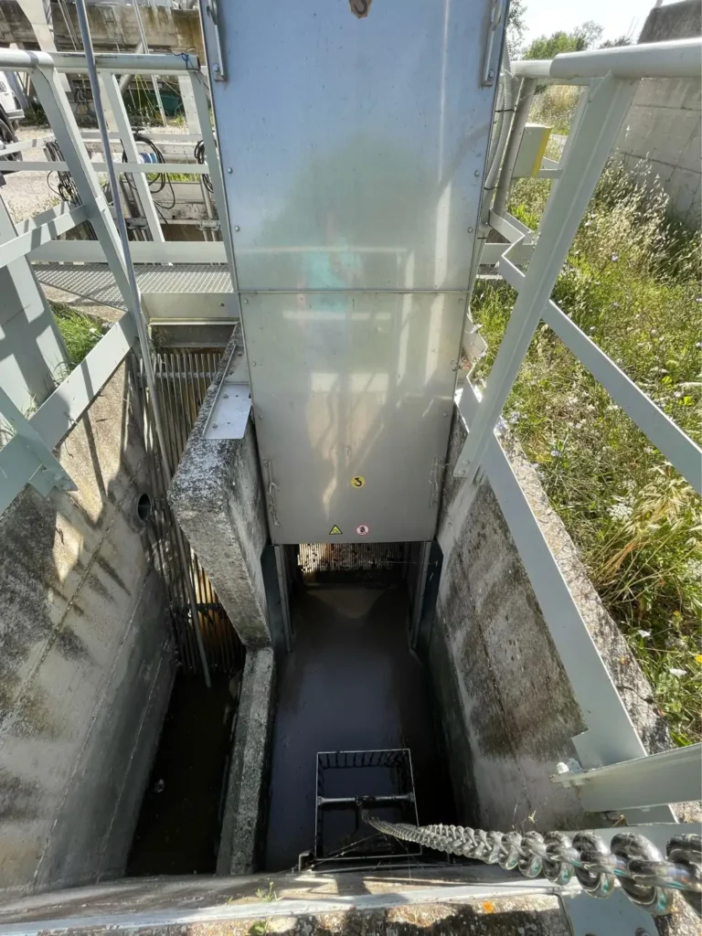 Dégrilleur incliné Bioscreen DI installé dans un canal de pré-traitement des eaux usées