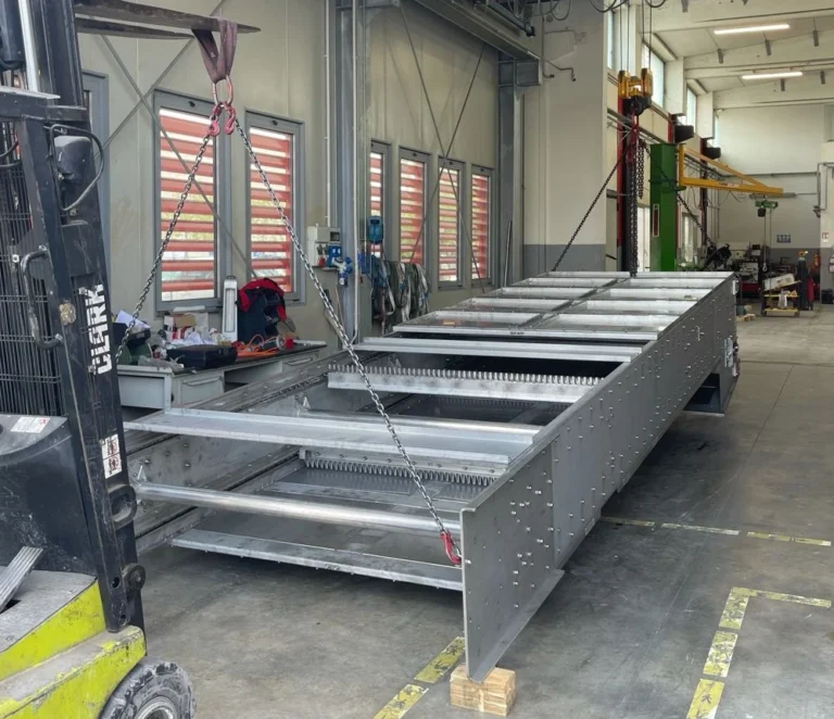 Dégrilleur incliné Bioscreen DI Biotrade en fabrication dans un atelier industriel