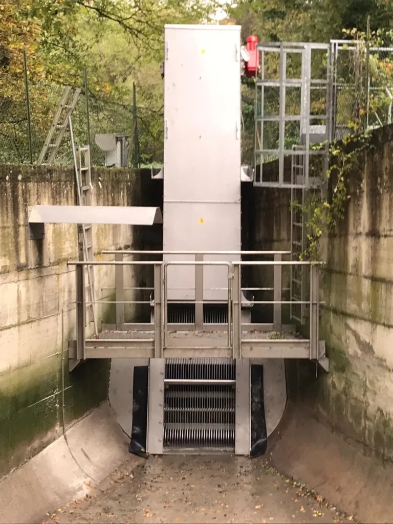 Dégrilleur incliné Bioscreen DI installé sur un ouvrage de pré-traitement en station d'épuration