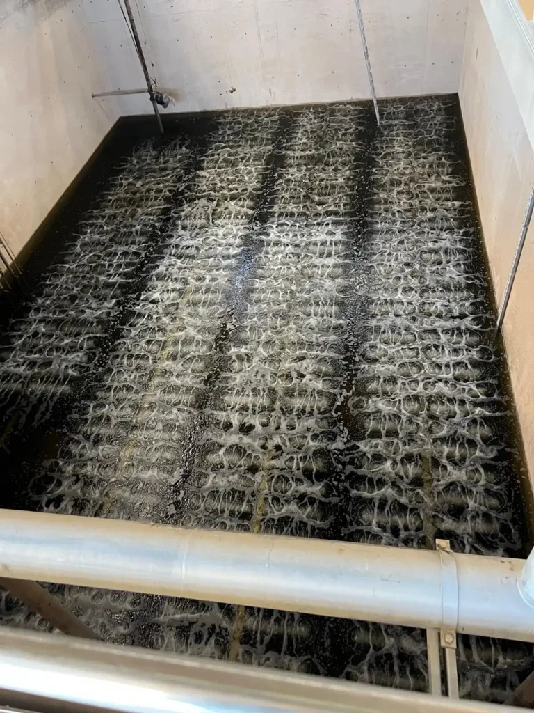 Installation de diffuseurs fines bulles BIOTRADE pour l'aération des eaux usées.