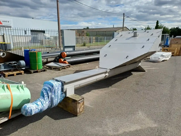 Vue arrière du classificateur à sable VES Biotrade avec vis de convoyage emballée Biotrade, caisson inox et structure de support, en extérieur avant expédition