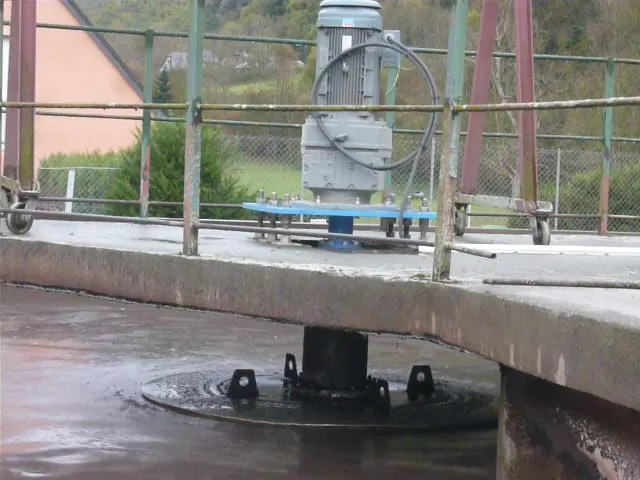 Installation d'une turbine MOS sur bassin de traitement des eaux usées.