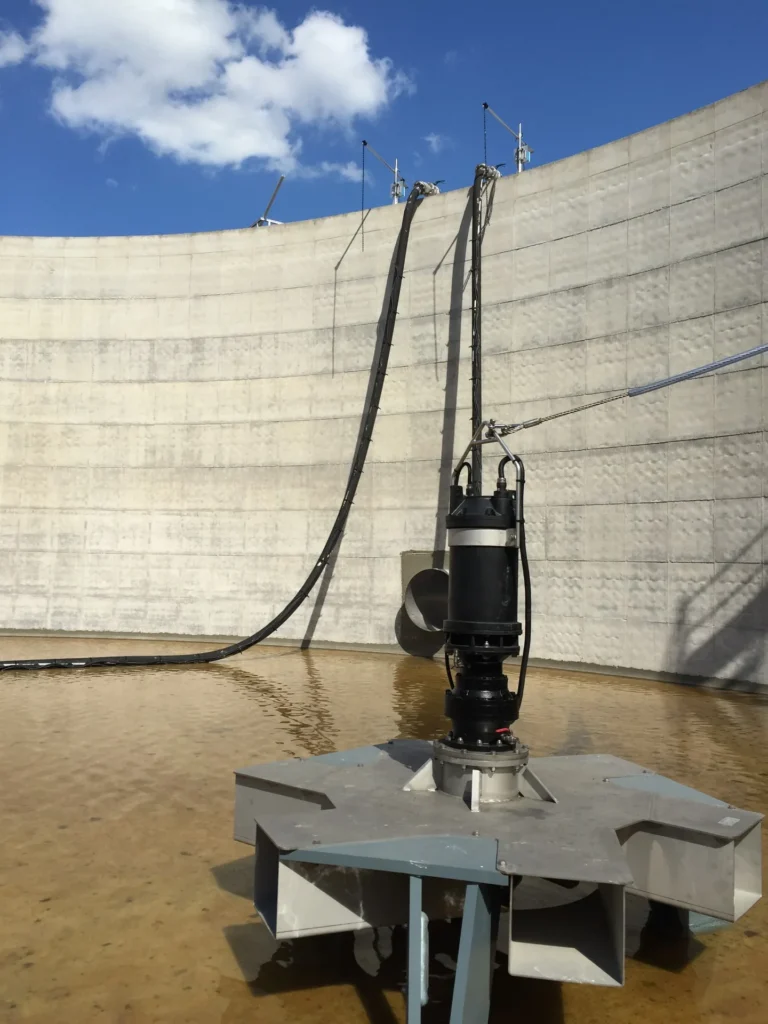 Installation d'une turbine OXYFLOW dans un bassin de traitement des eaux usées.