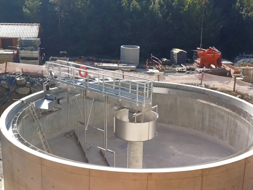 Options de clarificateur raclé BIOTRADE pour bassin circulaire de traitement.