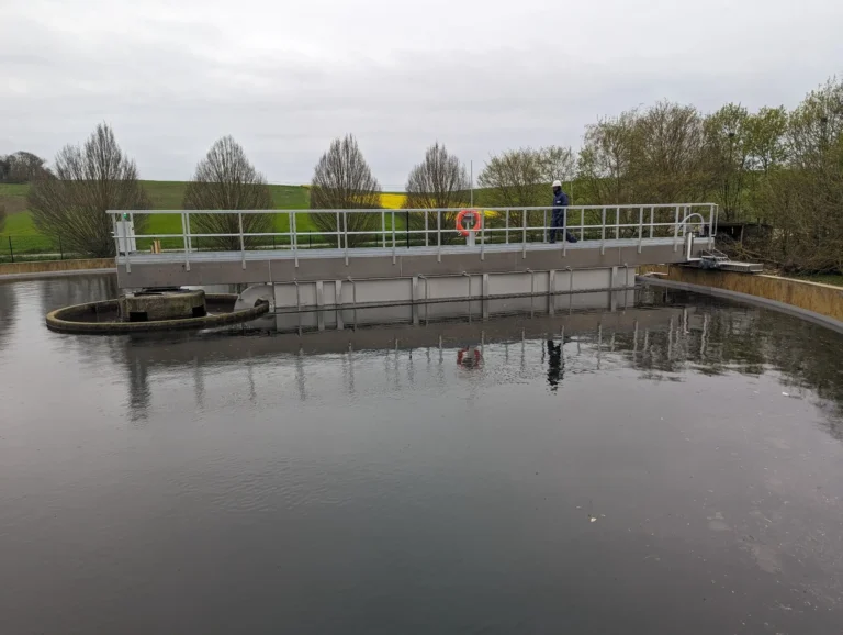 Options de clarificateur sucé BIOTRADE pour bassin circulaire de traitement.