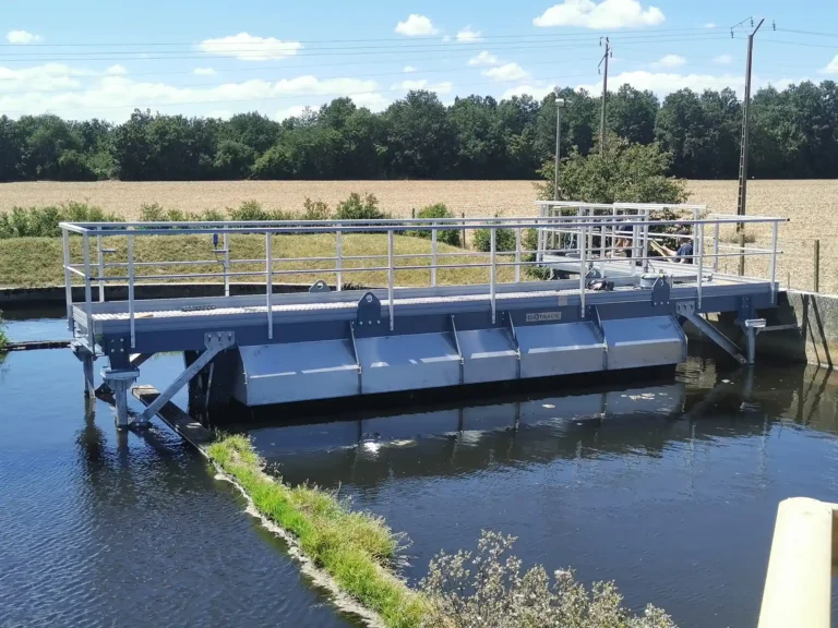 Options de pont-brosse BIOTRADE avec passerelle et équipements de sécurité.