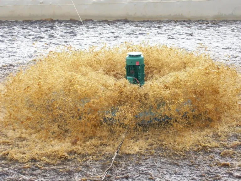 Turbine de surface rapide avec options d'amarrage et de protection pour bassin d'aération.