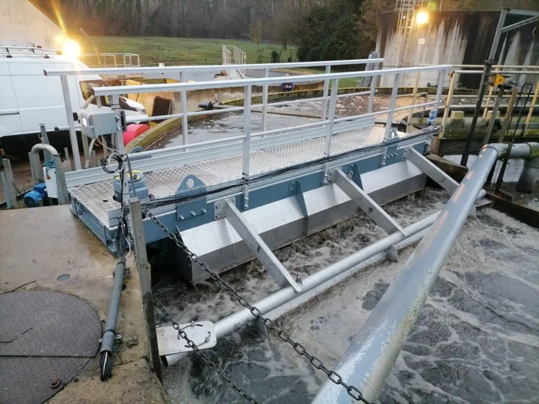 Pont-brosse installé sur un bassin pour l'aération et le mélange des eaux usées.