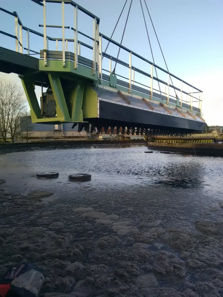 Pont-brosse utilisé pour le traitement des eaux usées urbaines ou industrielles.