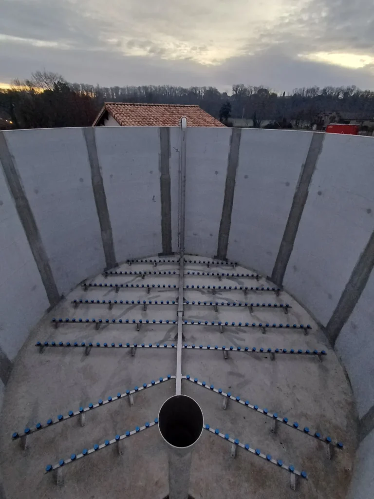 Rampe d'aération équipée de diffuseurs fines bulles pour le traitement des eaux usées.