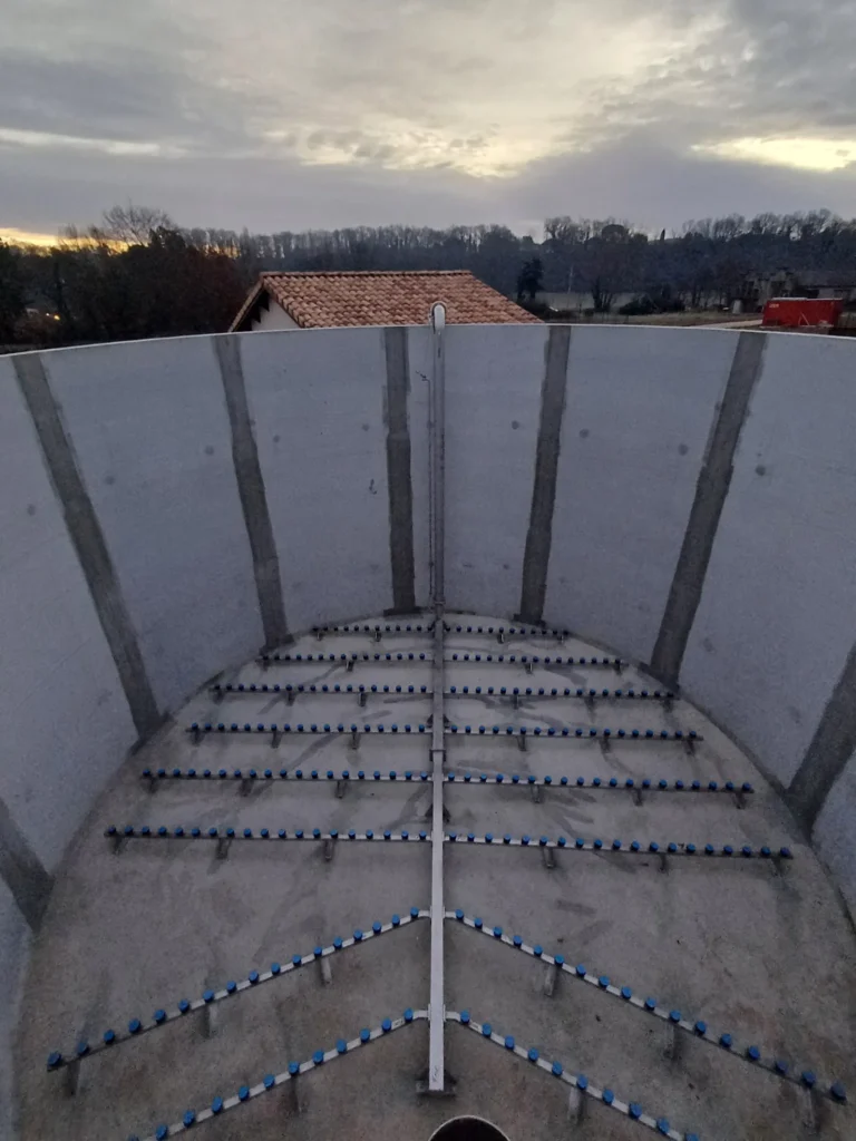 Vue d'une rampe d'aération avec diffuseurs fines bulles pour bassin de traitement.