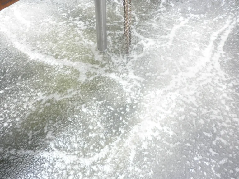 Turbine AeroDyn sur chantier pour le dégraissage et le brassage des eaux usées.