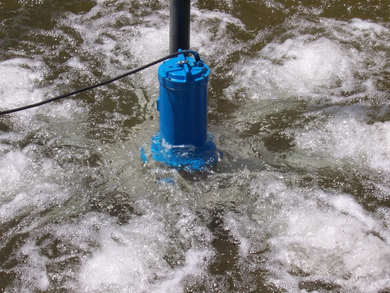 Turbine AIRJET installée dans un bassin pour le traitement des eaux usées.