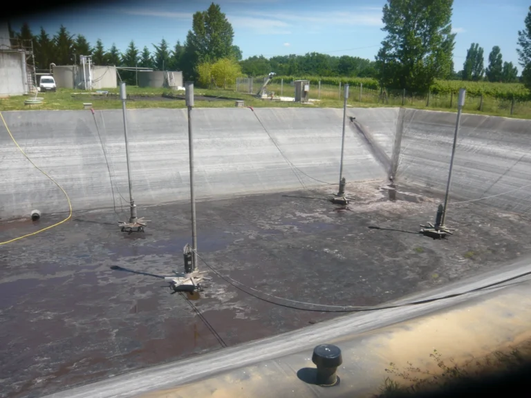 Turbine AIRJET utilisée pour le traitement des eaux usées en bassin.
