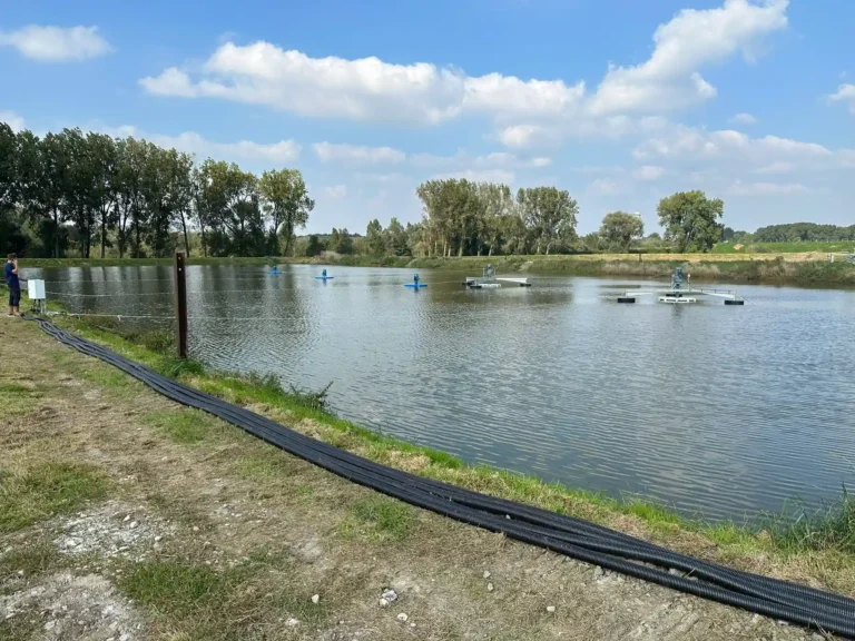 Turbine lente flottante TLF BIOTRADE pour lagunes et bassins à niveau variable.