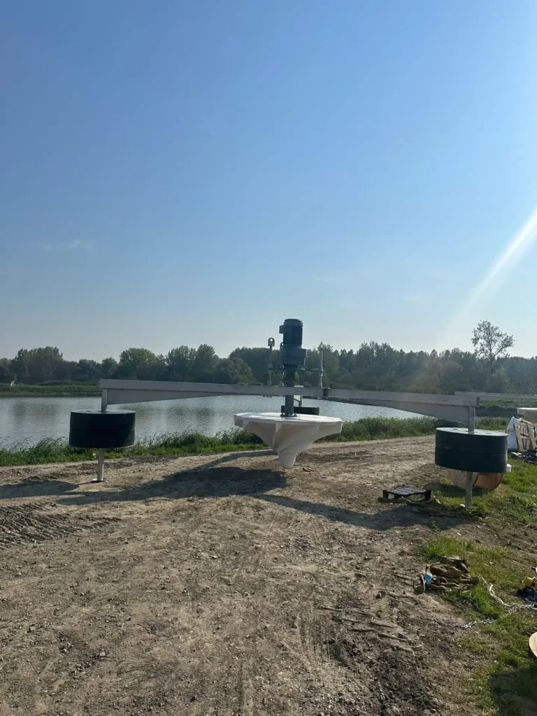 Turbine de surface lente flottante TLF installée pour l'oxygénation des eaux usées.