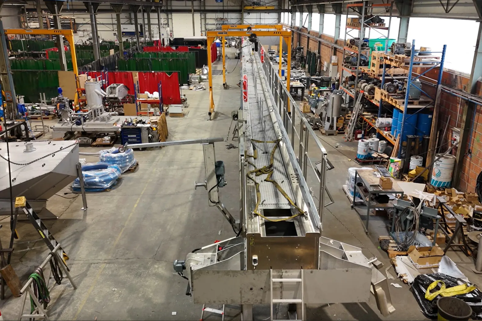 Vue en hauteur de l'atelier de fabrication Biotrade avec équipements de traitement des eaux en cours de montage