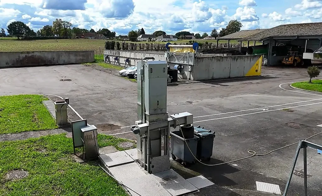 Vue drone du dégrilleur BioScreen DS Biotrade installé en station de traitement en milieu rural avec armoire de commande et bacs de collecte