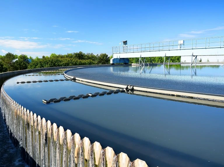 Bassin de clarification pour le traitement de l'eau