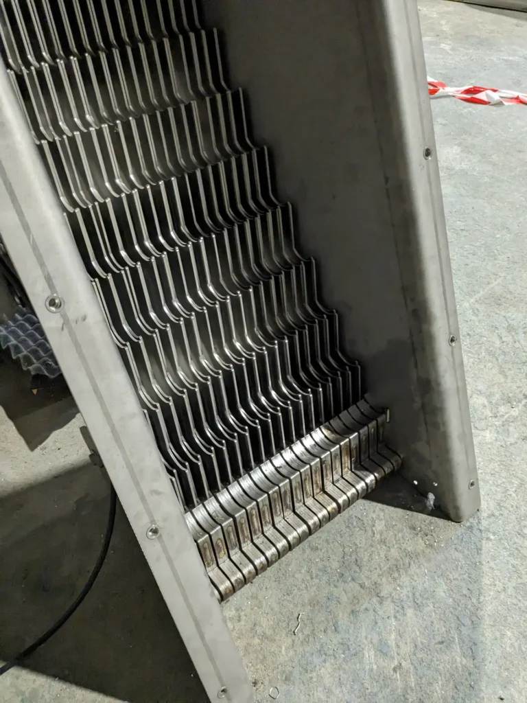 Gros plan sur les barreaux en escalier en inox du dégrilleur BioScreen DGE Biotrade en cours de fabrication en atelier