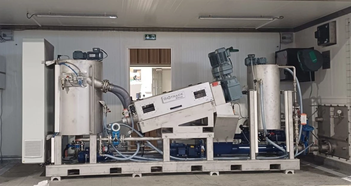 Équipement BIOTRADE installé dans un local technique pour le traitement des boues