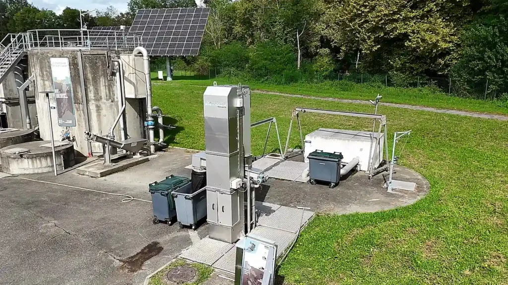 Vue drone rapprochée du BioScreen DS Biotrade installé sur dalle avec bacs de refus, motoréducteur et raccordement à la station d'épuration