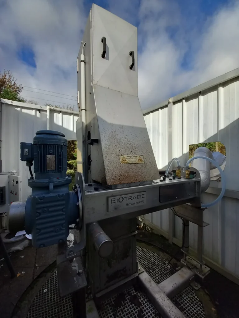 Vis compacteur laveur BioScreen CVL Biotrade vue de face avec motoréducteur bleu, logo Biotrade Bioscreen CVL visible, installée dans un caisson extérieur