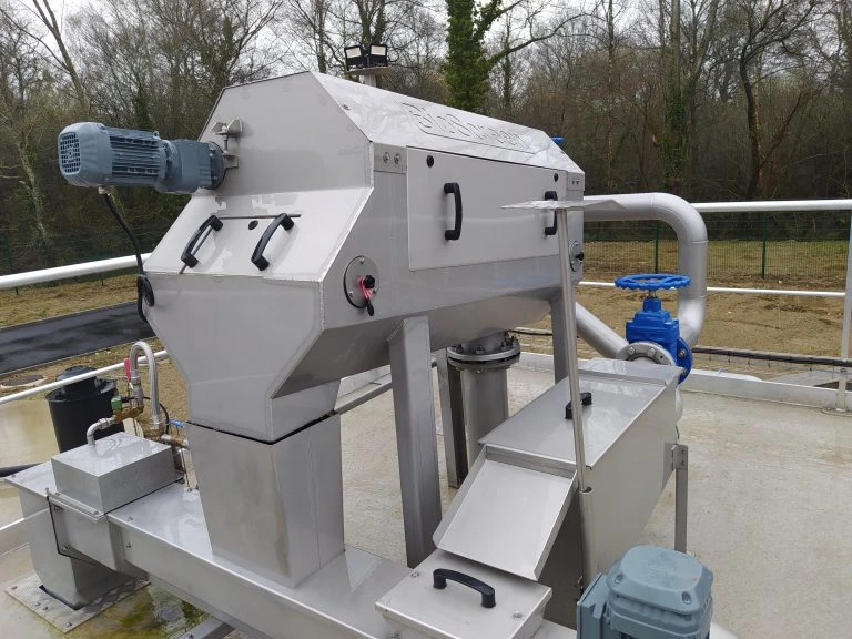 Équipement de pré-traitement BIOTRADE installé sur une station de traitement de l'eau