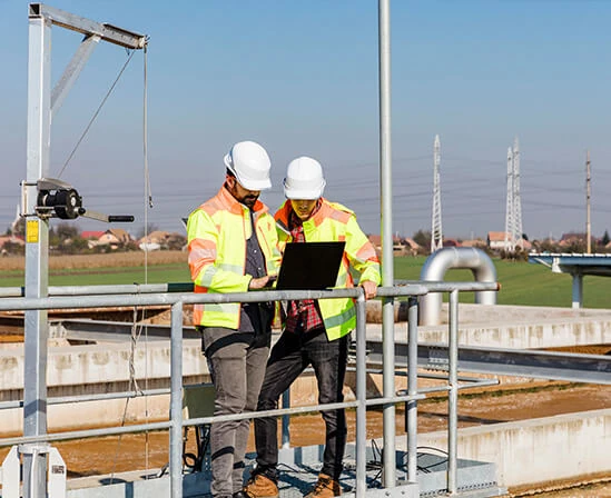 Techniciens BIOTRADE intervenant sur une installation de traitement de l'eau